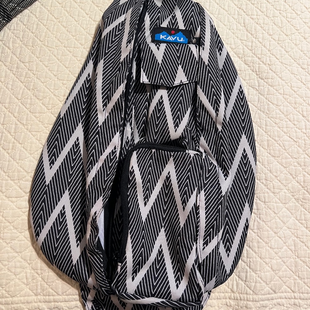 Kava rope sling pack/black and white
